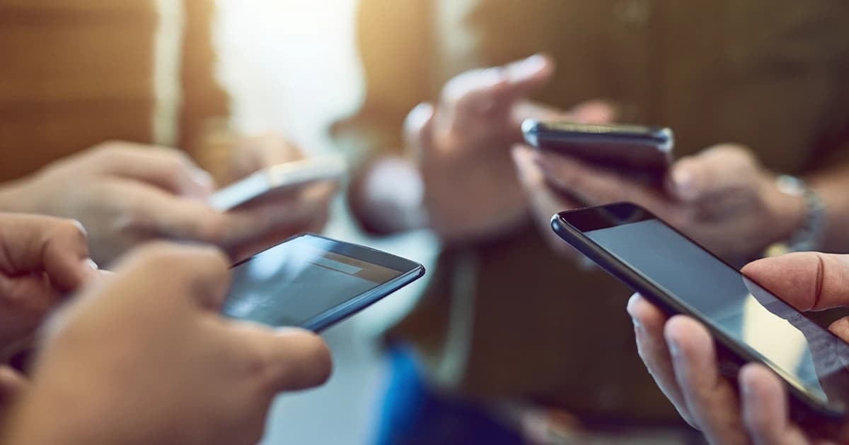 ¿Cómo se comparten los datos de un móvil a otro?